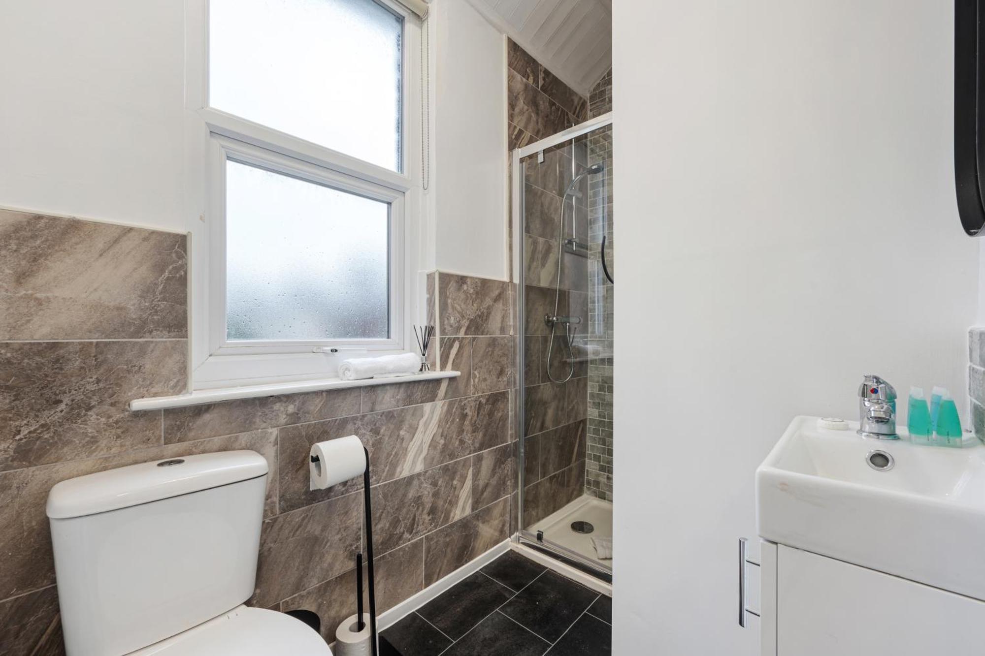 Anfield Cosy Stays - Air Host & Stay - Sleeps 14 Liverpool Exteriör bild