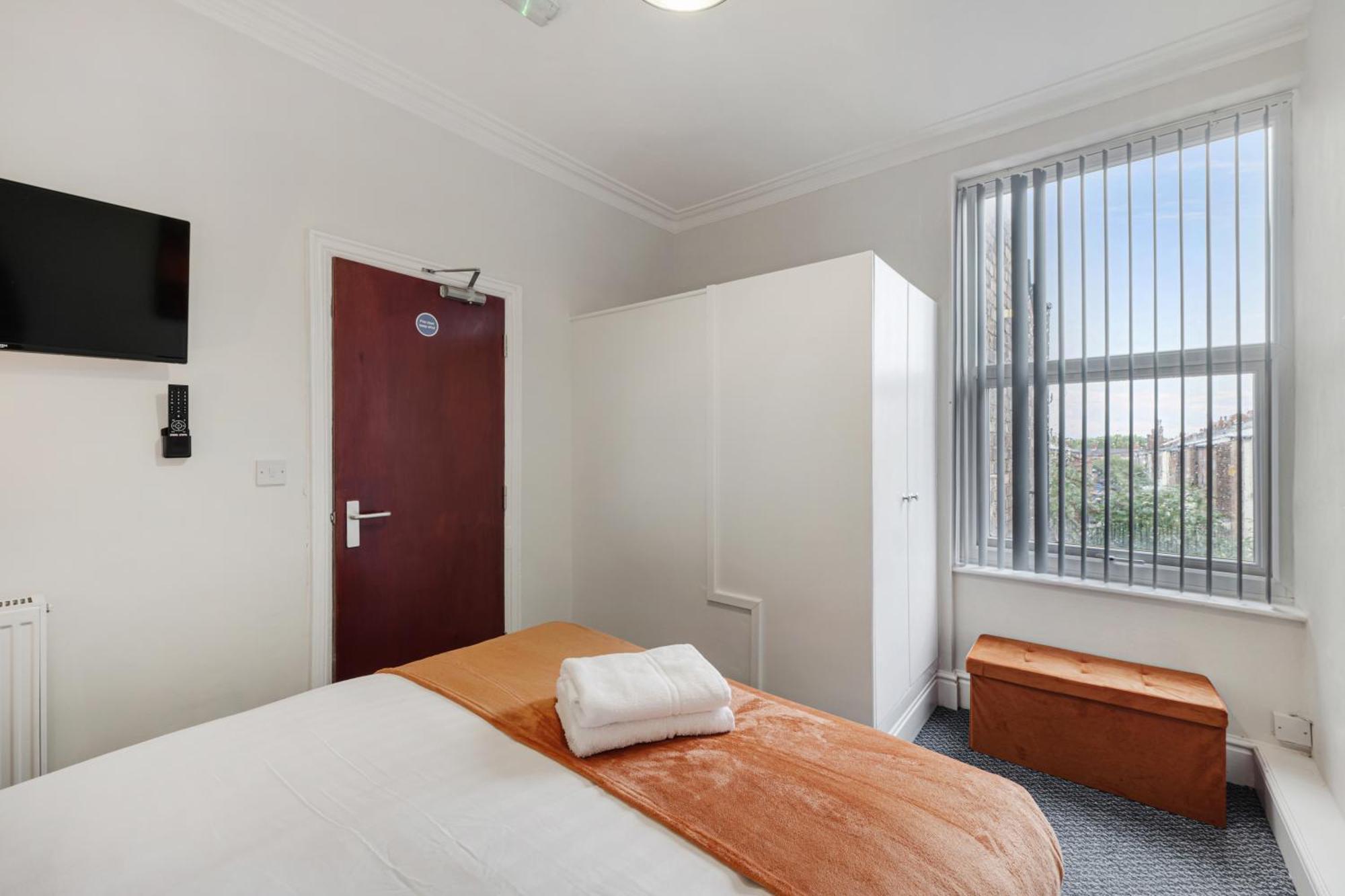 Anfield Cosy Stays - Air Host & Stay - Sleeps 14 Liverpool Exteriör bild
