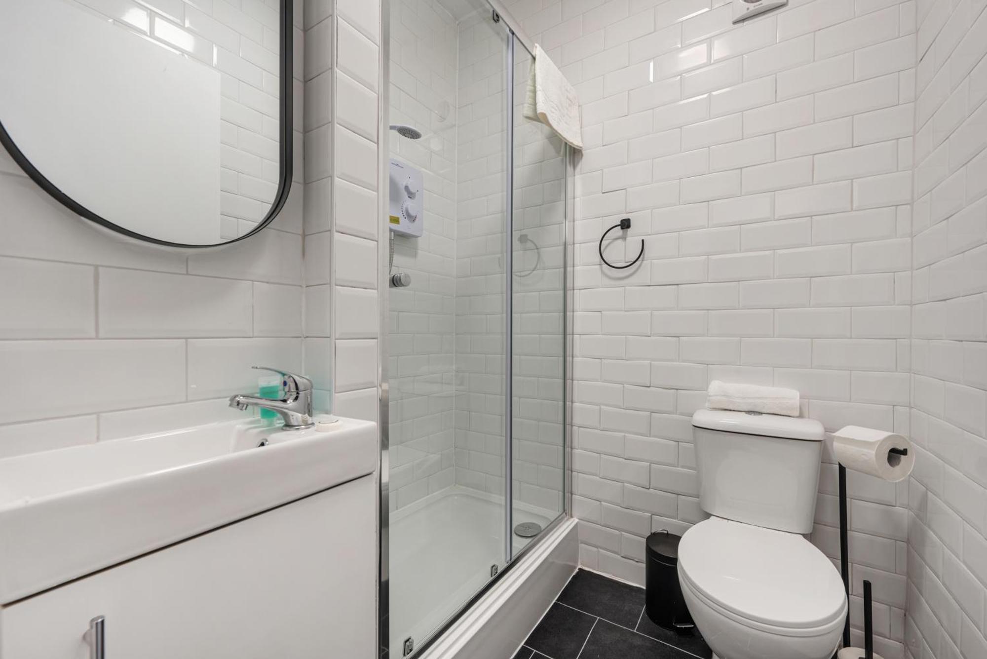 Anfield Cosy Stays - Air Host & Stay - Sleeps 14 Liverpool Exteriör bild